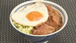 目玉焼きのせベーコン生姜焼き丼 kinyoucooking20180330