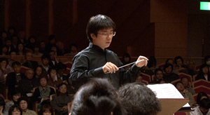 佐藤さんが指揮者としてデビューしたコンサートの様子も紹介