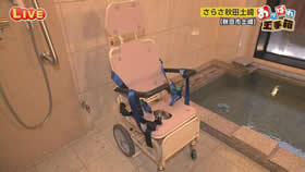 ユニークな趣味を持った人や話題の場所、穴場スポットからの生中継コーナーは、秋田市土崎のサービス付き高齢者向け住宅「さらさ秋田土崎」からお送りした。 快適に毎日が過ごせるホテルのようなロビーやレストランなどをMCの石垣政和が紹介。 tamabn231124-3