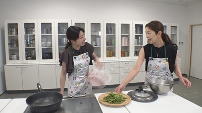 暑い夏でもごはんが進む「エダマメの中華そぼろ」を講師の有坂和美さんに教わる。 midori20250802c
