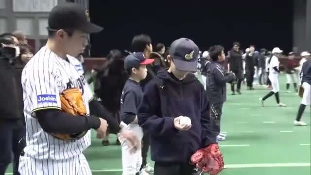 秋田県出身のプロ野球選手と小学生がキャッチボールで交流　WBC代表の石井大智投手も参加　秋田市