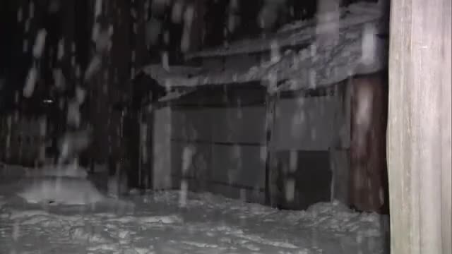 屋根の雪下ろし中に転落、73歳男性が重傷　内陸部に「雪下ろし注意情報」　命綱・ヘルメット着用を　秋田
