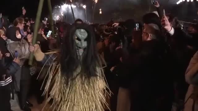 荒々しい姿に観客釘付け　“なまはげ柴灯（せど）まつり”にぎわう　秋田・男鹿市