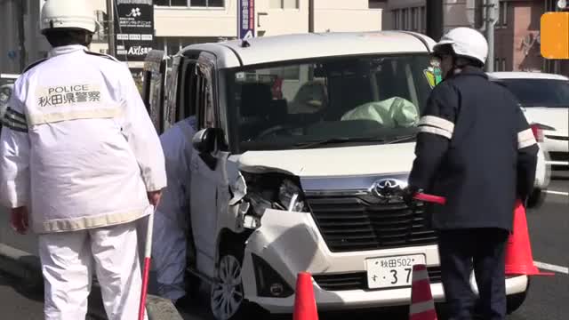 新国道で車同士が衝突 2人搬送　朝の通勤時間帯で騒然　秋田