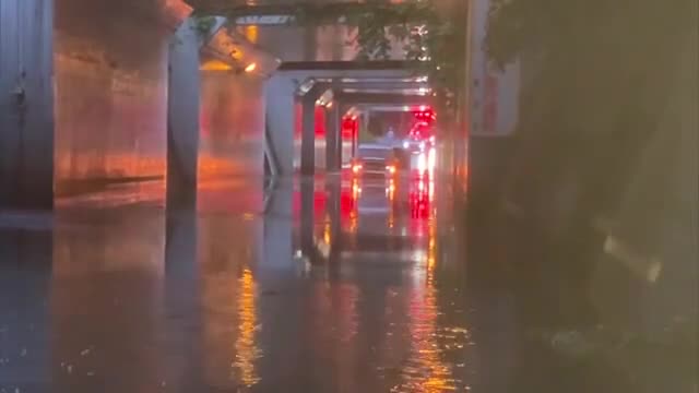 秋田市・仙北市で非常に激しい雷雨　道路冠水で車の立ち往生相次ぐ　3日夕方にかけ土砂災害などに警戒