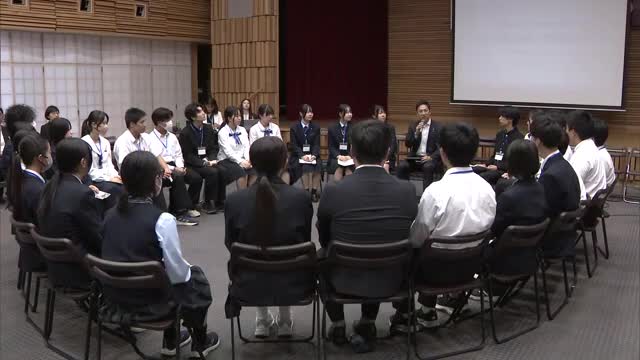 教育テーマに本音トーク「学びたい学部少ない」「奨学金以外の助成制度を」　知事と高校生が意見交換　秋田